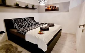 New Modern Selfcheckin Publicfreeparking Highspeed Wifi Kingsizebed